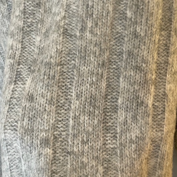 Forever 21 gray fringed sweater. NWOT size L - Picture 4 of 5